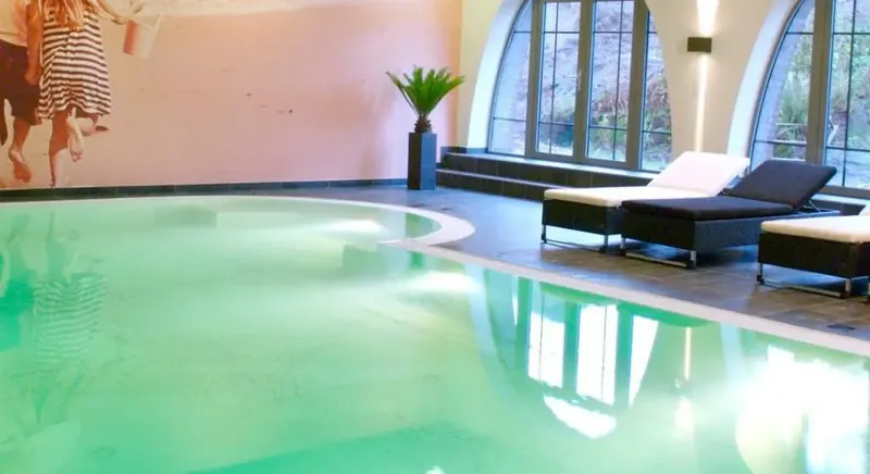 The indoor swimming pool of Parkhotel Horst