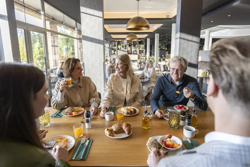 Guests at breakfast in the restaurant of Parkhotel Horst