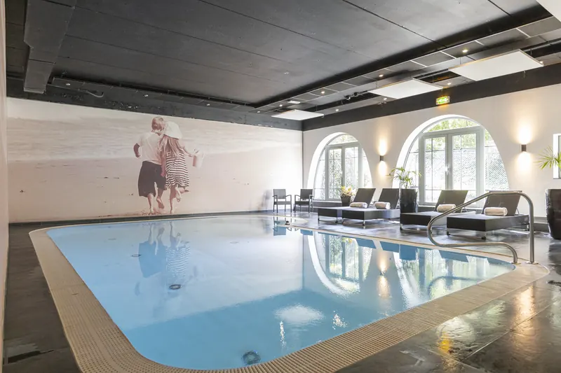 The indoor swimming pool of Parkhotel Horst